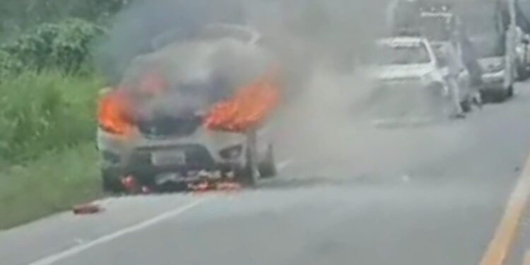 Automóvil se incendió en la vía Arenillas – Huaquillas