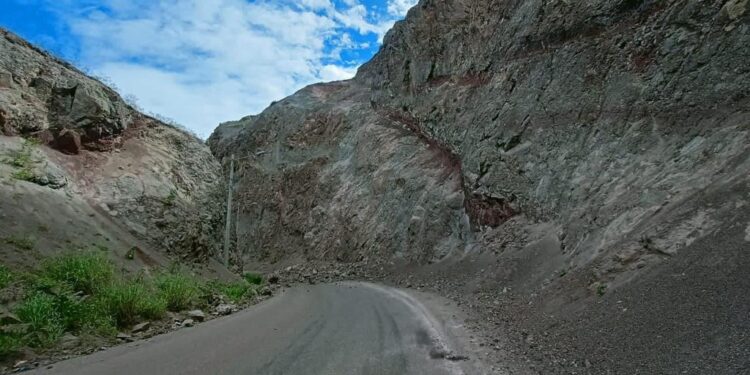 Por un derrumbe la vía Cuenca – Girón – Pasaje está cerrada