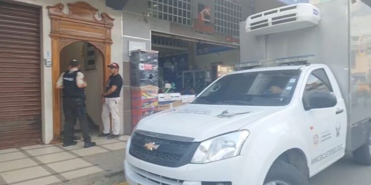 Lo encontraron con un cuchillo incrustado en el pecho en un hostal de Ponce Enríquez