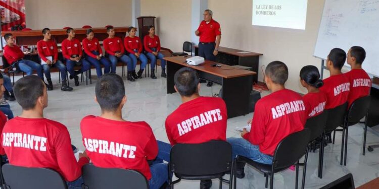 Bomberos de Machala imparten clases de Bomberotecnia en curso de Aspirantes de Lago Agrio