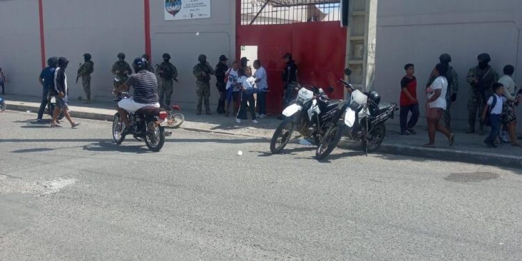 Por el sicariato contra una mujer se suspendieron clases en escuela Víctor Moreno