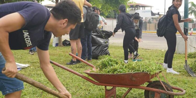 Minga de limpieza en el parque Zoila Ugarte de Landívar