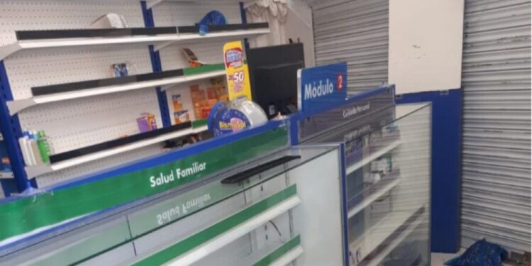34 mil dólares se llevaron delincuentes de una farmacia