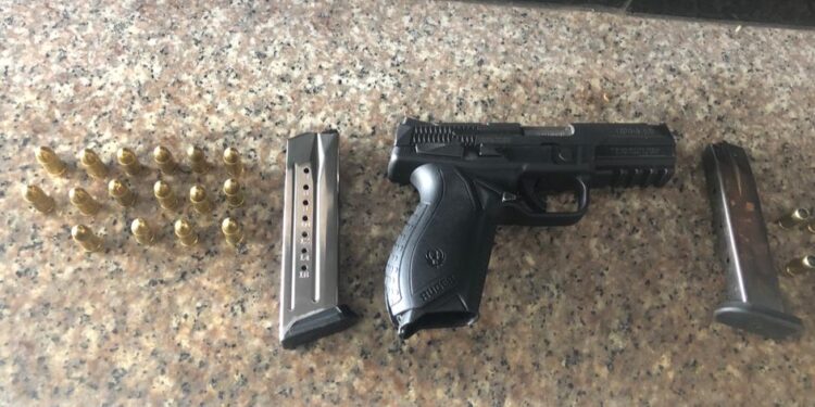 Ciudadanía agredió a la policía para evitar detención de un sujeto armado