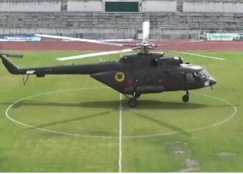 Helicóptero militar aterrizó en estadio en pleno partido