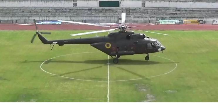 Helicóptero militar aterrizó en estadio en pleno partido