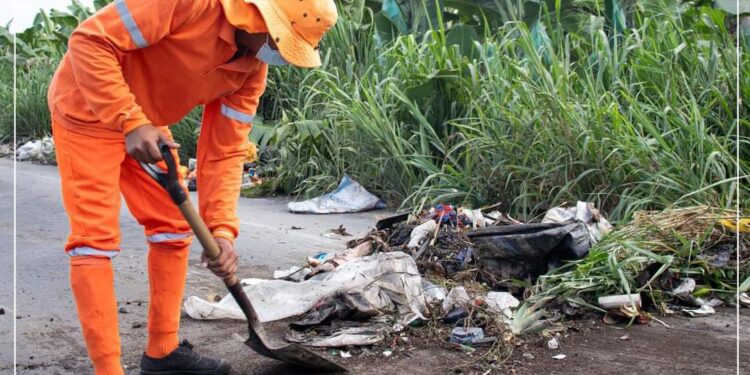Aseo Machala realizó limpieza de desechos a lo largo de la vía La Primavera