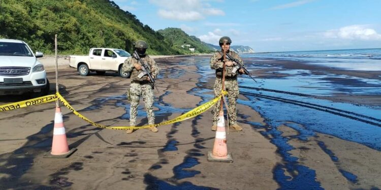 Derrame de crudo de petróleo en Playa Las Palmas de Esmeraldas