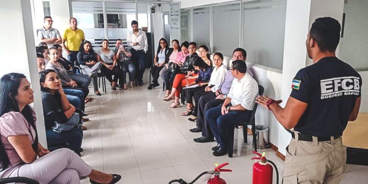 Bomberos Machala capacita al personal de BanEcuador
