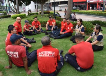 Compañía N° 60 de Psicólogos de Guayaquil brindaron cursos de primeros auxilios psicológicos al personal de Bomberos Machala