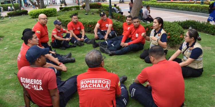 Compañía N° 60 de Psicólogos de Guayaquil brindaron cursos de primeros auxilios psicológicos al personal de Bomberos Machala