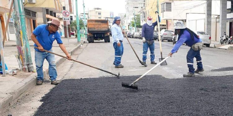 Rebacheo de calles en Machala