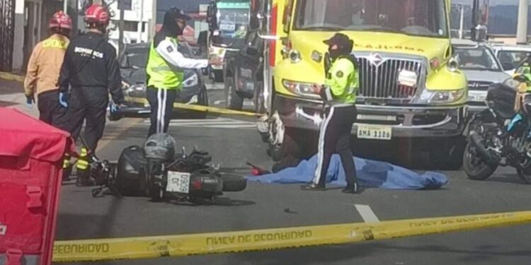 Mujer motociclista falleció al chocar contra un vehiculo recolector de basura