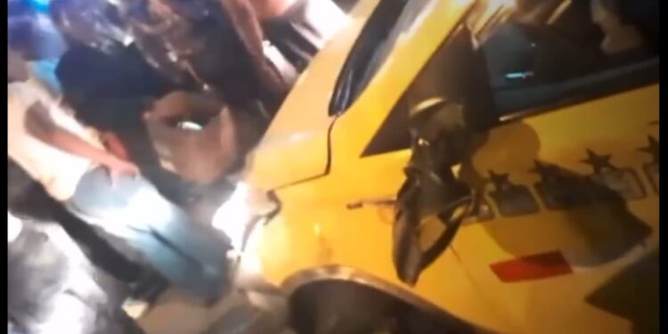 Mujer policía terminó con una fractura en su pierna en un accidente