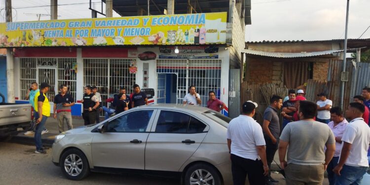 Pareja de delincuentes le robaron un carro a un taxista informal