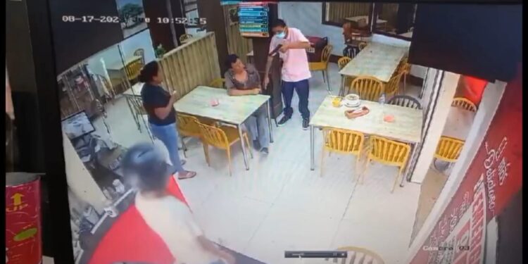 Dos delincuentes perpetraron un asalto en un restaurante