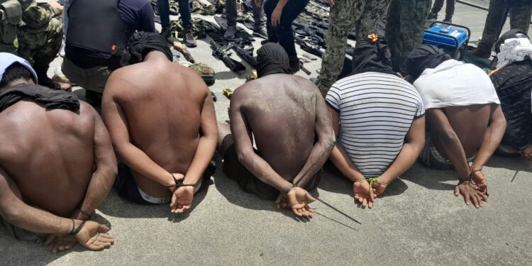 Seis sujetos detenidos en delito flagrante por posesión de armas