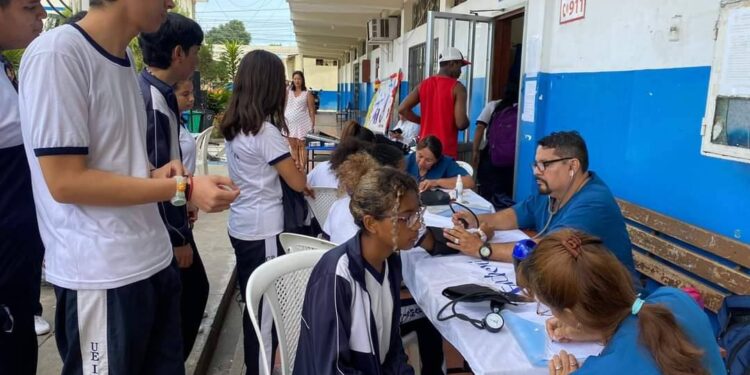 Brigada de atención médica visitó el colegio Ismael Pérez Pazmiño