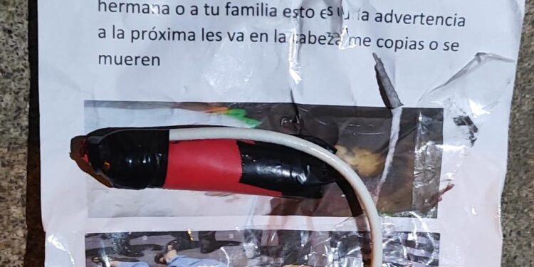 Extorsionadores arrojaron taco de dinamita y dos balas para obligar a pagar