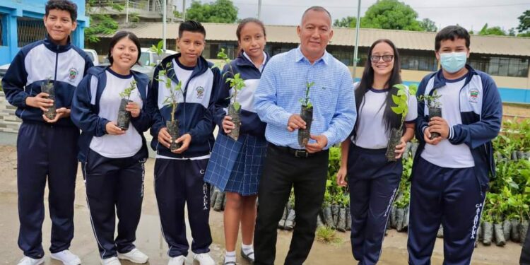 Prefectura de El Oro entrego 650 plántulas a estudiantes del colegio Atahualpa