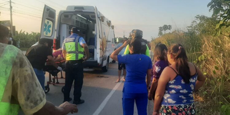 Pareja herida al ser impactada por una camioneta