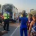 Pareja herida al ser impactada por una camioneta