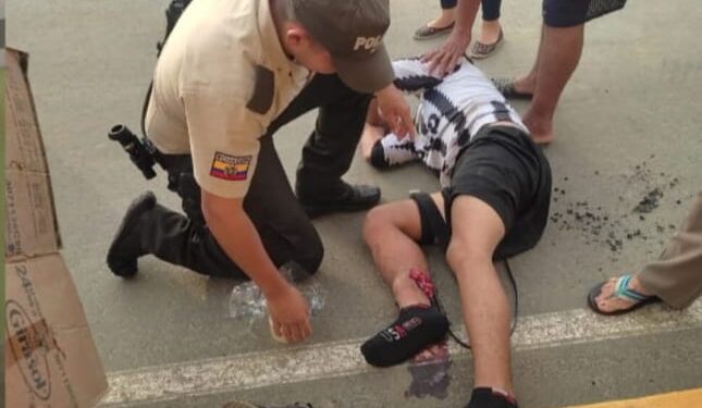 Motociclista herido al ser impactado por una camioneta