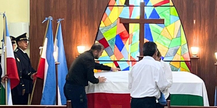 El cuerpo de Carlos Falquez Batallas se encuentra en la sala de velaciones del Parque de la Paz
