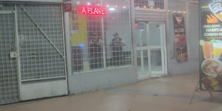 Dos locales de hamburguesas fueron atacados con explosivos