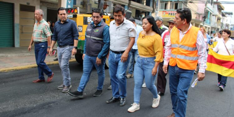 Prefectura y municipio asfaltan 5 km de callles en Pasaje