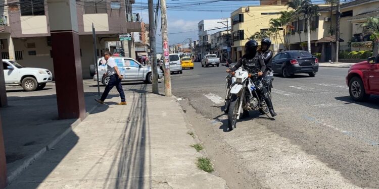 Sujetos dispararon contra un vehículo en pleno centro de Machala
