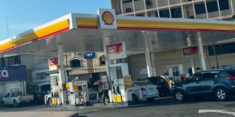 Tres sujetos armados asaltaron una gasolinera
