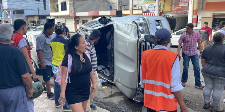 Carro terminó volcado en un accidente de tránsito