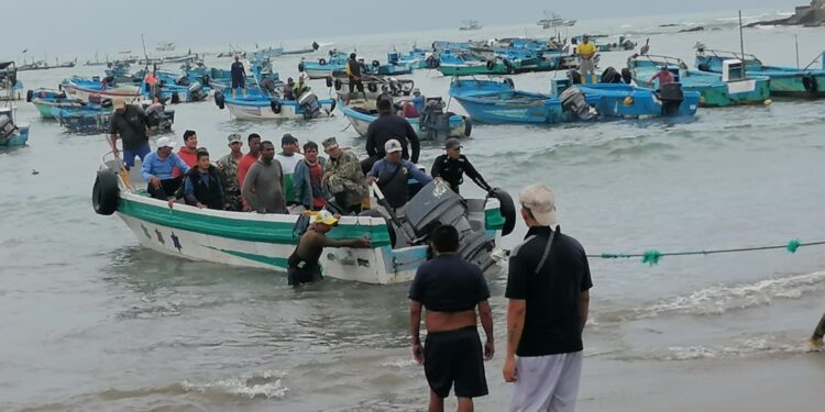 Rescataron a 18 personas que naufragaron en altamar