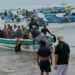 Rescataron a 18 personas que naufragaron en altamar