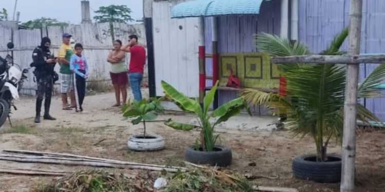 Le dispararon afuera de su domicilio