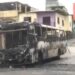 Antisociales incendiaron un bus de transporte público cuando circulaba con pasajeros