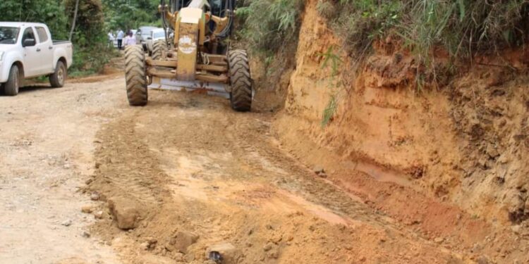 Prefectura de El Oro impulsa desarrollo en la vía que Conecta Comunidades de Balsas y Piñas