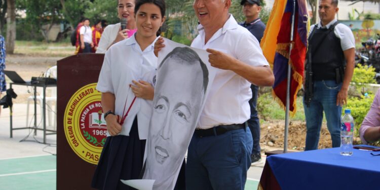 Prefectura inauguró cubierta metálica en el colegio Carmen Mora, de Pasaje