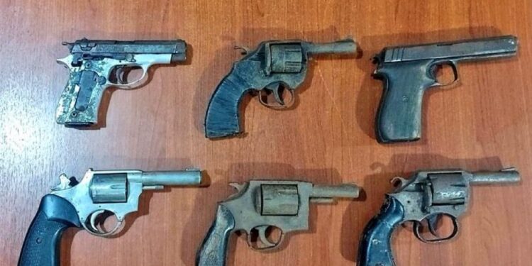 Para no ser detenido abandonó mochila con 6 armas de fuego
