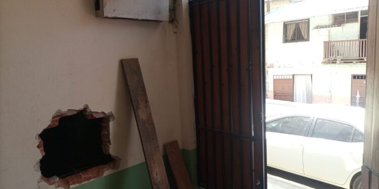 Hicieron hueco en la pared para robar el banco de Machala
