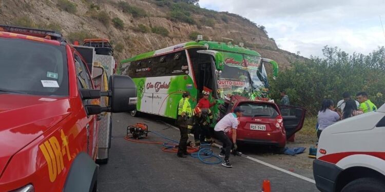 Choque de bus dejó un fallecido y dos heridos