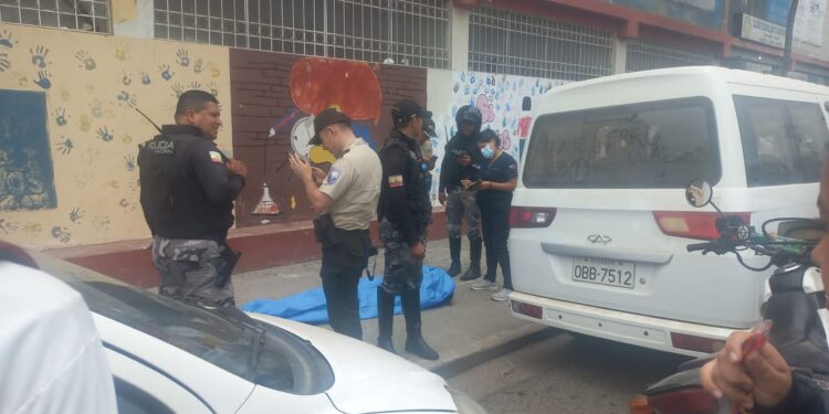 Asesinado a puñaladas en los exteriores de colegio Juan Montalvo
