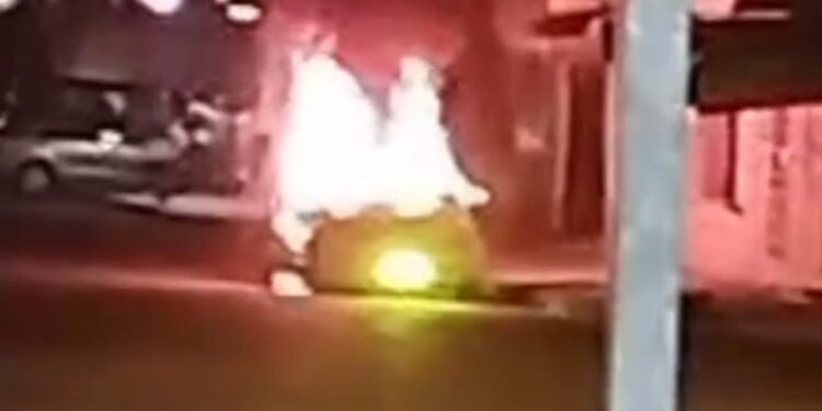 Antisociales incendiaron un carro cerca de la Bahía