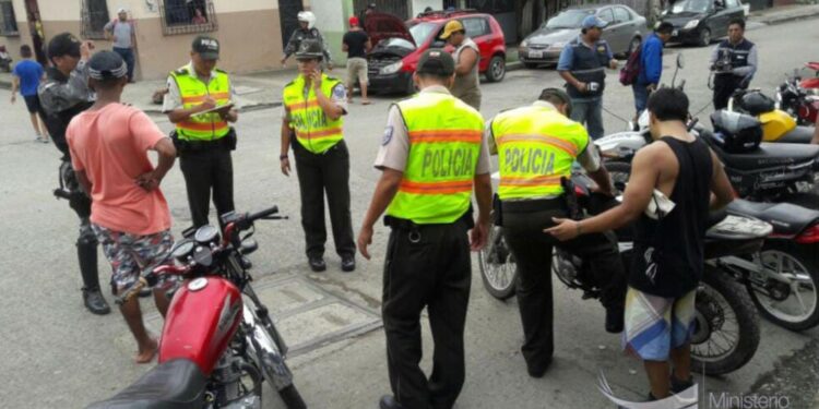 Enfrentamiento en ‘Narcovelorio’ deja dos policías heridos y delincuente abatido