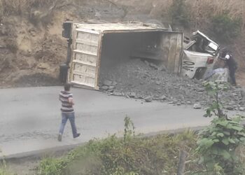 Una volqueta con material pétreo se volcó