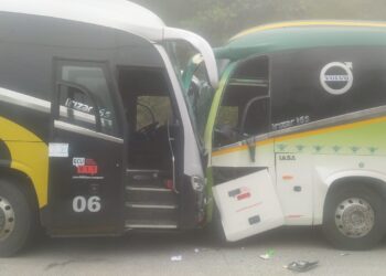 Choque entre dos buses en el Austro ecuatoriano deja 4 personas heridas