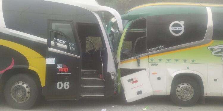 Choque entre dos buses en el Austro ecuatoriano deja 4 personas heridas