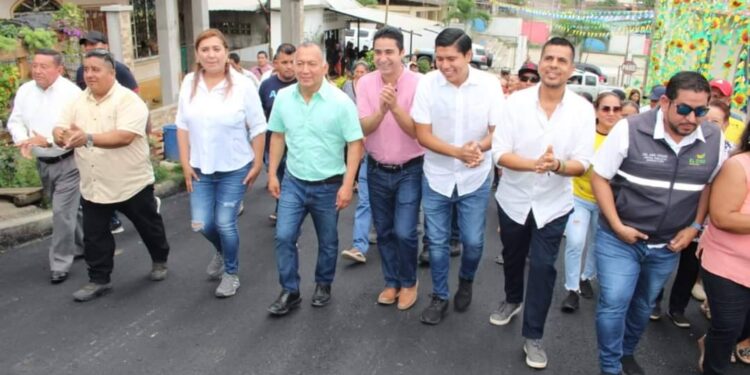 Prefectura de El Oro asfalta calles de Arenillas en convenio con el municipio