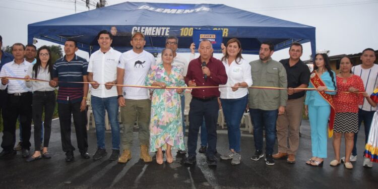 Prefectura de El Oro inauguró 5,355 m2 de asfaltado en San Antonio, Santa Rosa